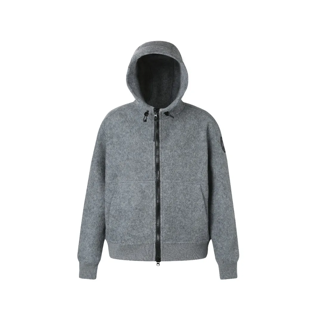 P780 Canada Goose Fleece Badge Hooded Jacket Fabric selection: Wool fleece fabric blended with wool as the main body and a very small amount of spandex and polyester fibers. Wool is a core natural ingredient that provides unparalleled temperature regulation, antibacterial and anti-odor properties and a skin-friendly feel. The feeding of a small amount of spandex gives the fabric a certain degree of four-way elasticity, making it non-restrictive during daily activities. As the basis of fleece's structure, polyester fiber enhances the fabric's durability, wrinkle resistance and quick-drying properties. It contributes to the loft of the fleece and provides functions such as trapping air.  Detail 1: The sleeves and hem are closed with 2×2 ribbing. Its strong elasticity can closely fit wrists and waists of different thicknesses, forming an effective 'seal' to prevent cold wind from blowing back. It can still maintain its original shape after repeated stretching and use, and is not easy to loose and deform. And the ribbed cuffs can convey a sense of design and enhance the visual beauty.  Detail 2: The combination of hood design and elastic buckle improves warmth and windproof performance when wearing.  Accessories: 1:1 customized elastic drawstring buckle, 1:1 customized zipper pendant, 1:1 customized armband SIZE: S M L XL
